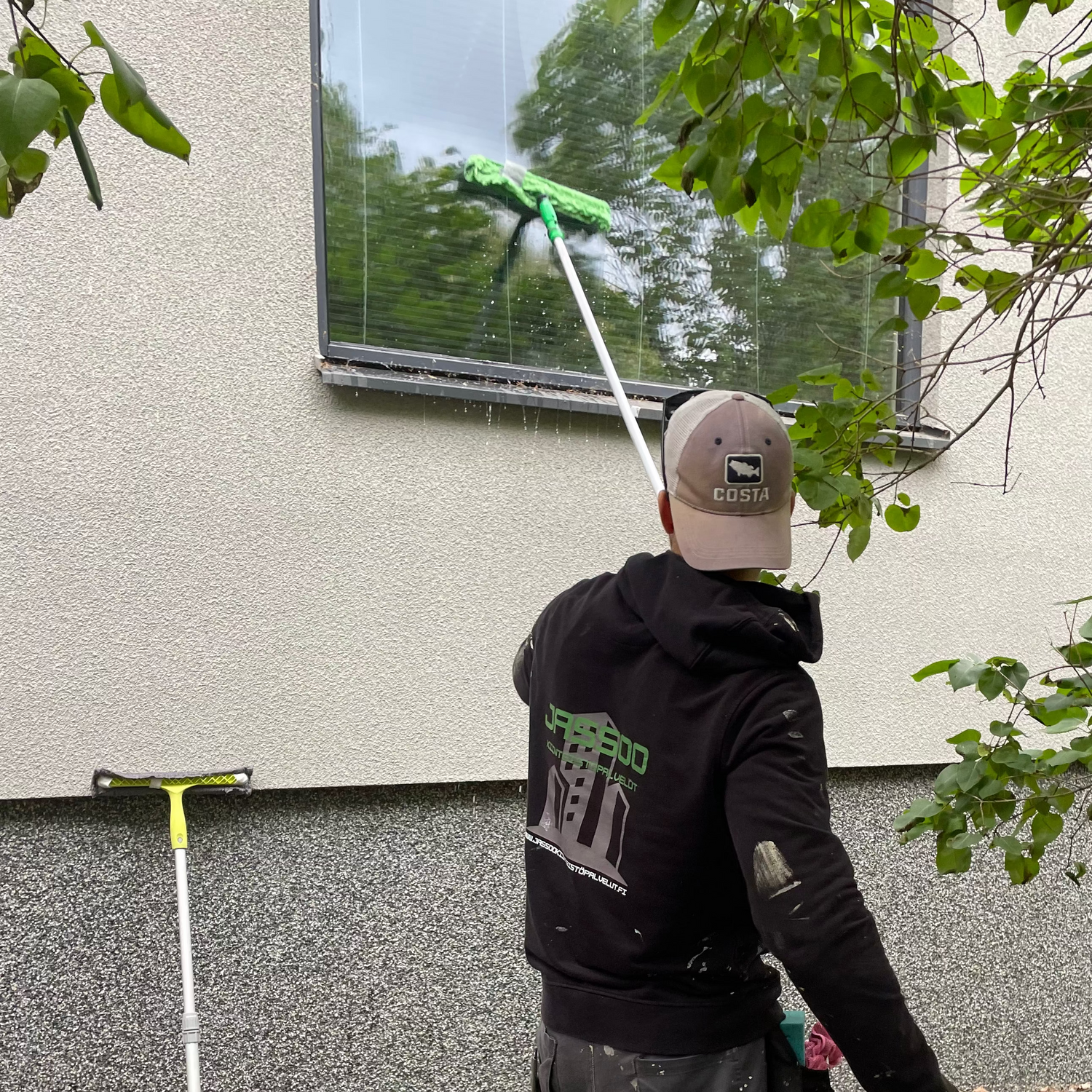 Jassoo Kiinteistöpalvelut pesevät ikkunoita turun seudulla ja tekevät myös kotisiivouksia.