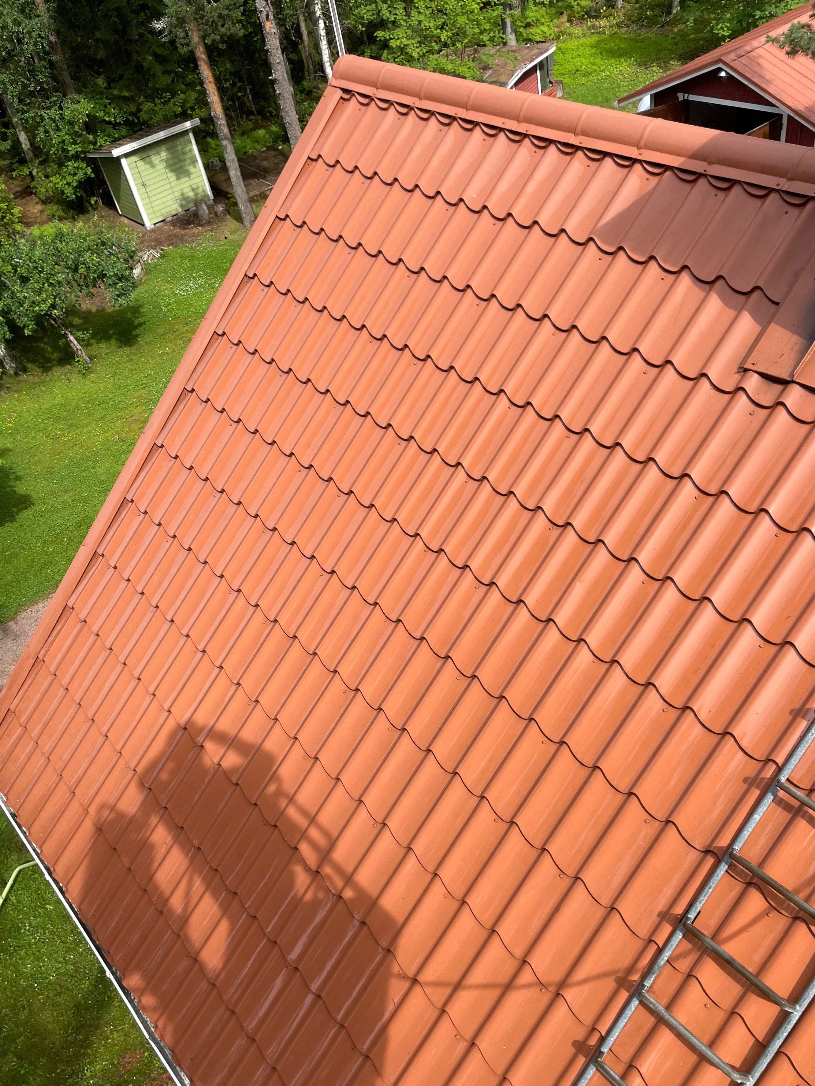 Puhdistettu peltikatto katonpesu turun seudulla sammalenpoisto