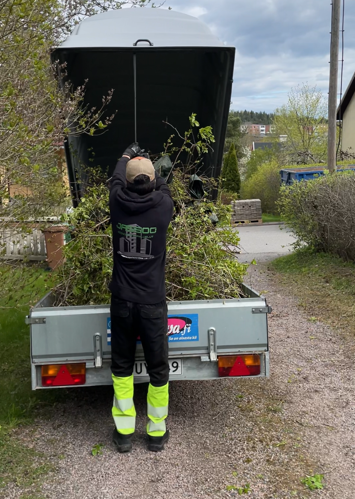 Turun seudulla roskien ja puutarhajätteen kuljetuspalvelu kaatopaikalle.